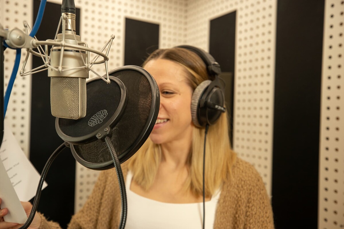 Patrizia Grawe bei einer Sprachaufnahme im Tonstudio