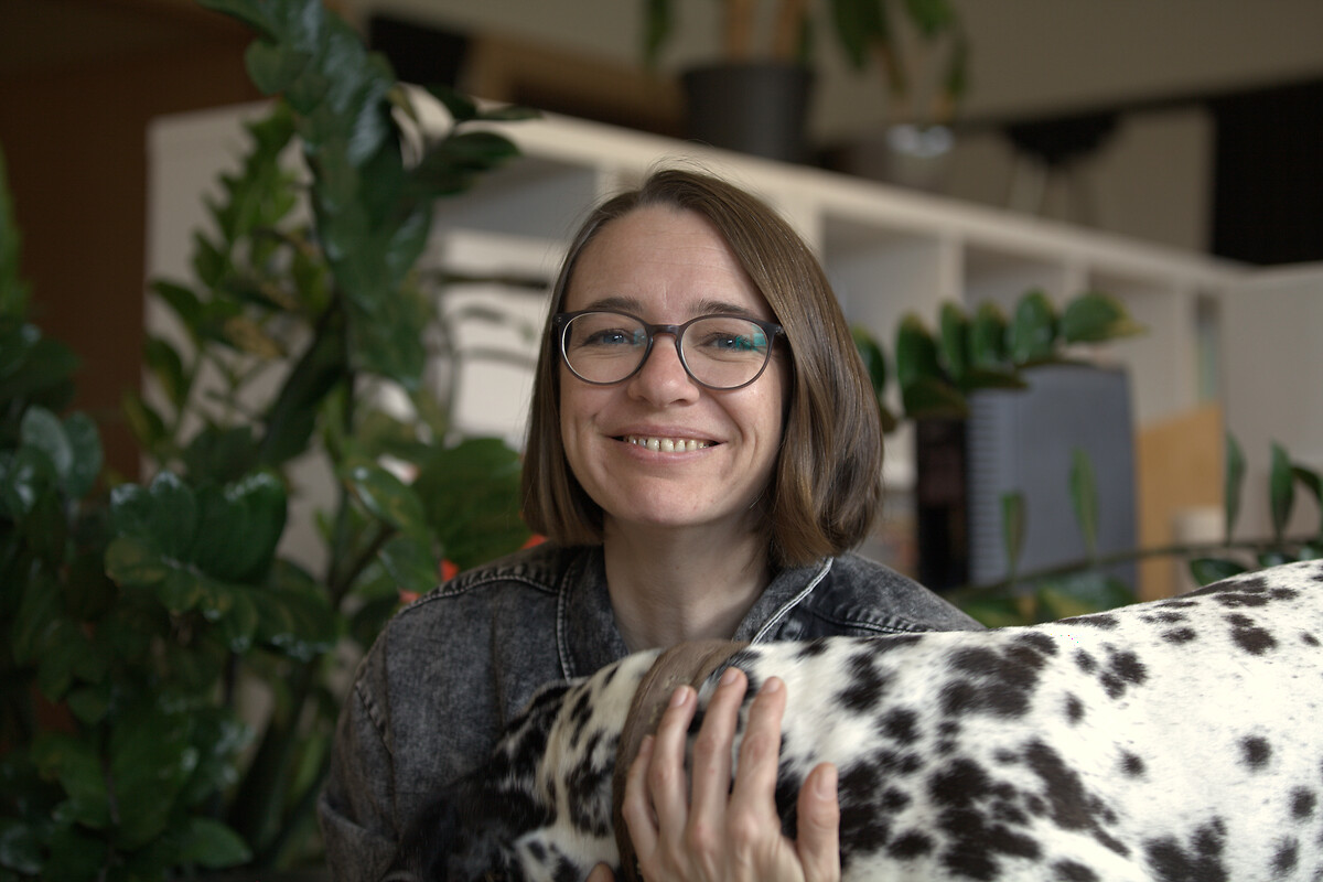Anna Landauer im Büro von klangfarbe